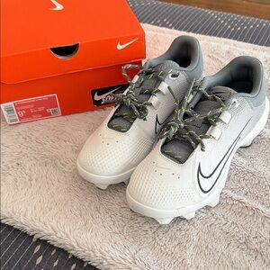 Nike Women’s White and Gray Hyperdiamond 4 Pro Cleats NEW